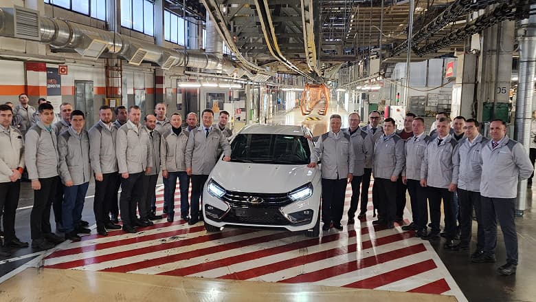 АвтоВАЗ показал, как первая тестовая Lada Vesta NG сходит с конвейера