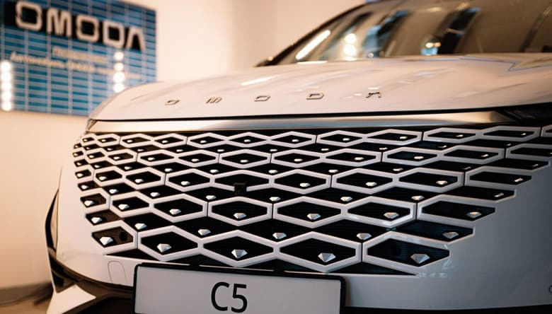 Chery вновь попала в яблочко. Россиянам уже выдали 100 кроссоверов Omoda C5, до конца ноября планируют выдать еще около 1000 авто