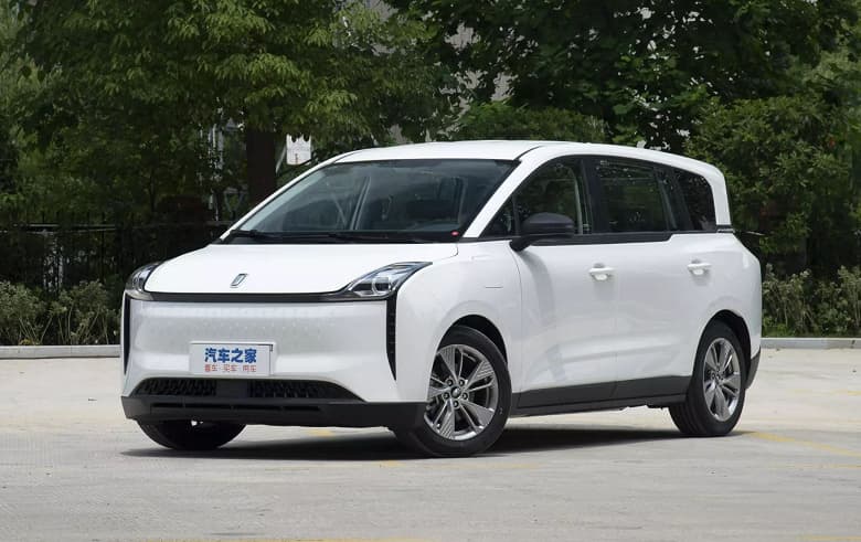 В России начали принимать заказы на электрический минивэн Bestune NAT. Пять мест, одна сдвижная верь и запас хода чуть более 400 км за 2,5 млн рублей