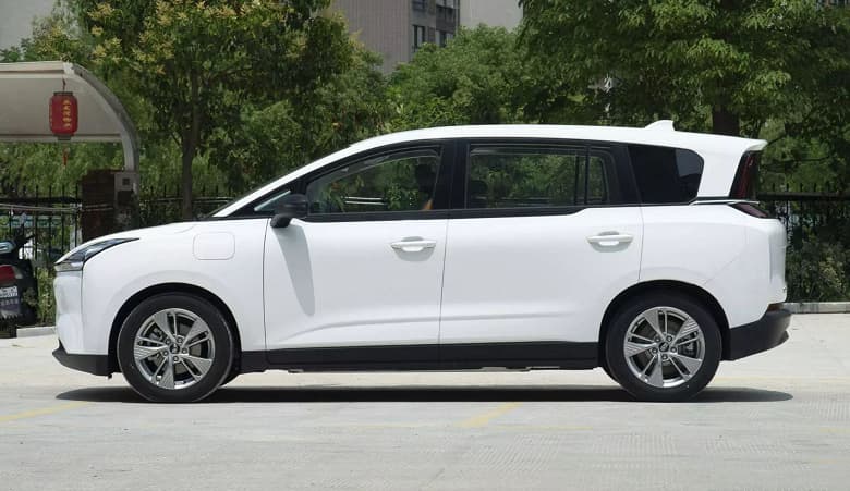 В России начали принимать заказы на электрический минивэн Bestune NAT. Пять мест, одна сдвижная верь и запас хода чуть более 400 км за 2,5 млн рублей