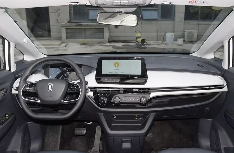 В России начали принимать заказы на электрический минивэн Bestune NAT. Пять мест, одна сдвижная верь и запас хода чуть более 400 км за 2,5 млн рублей