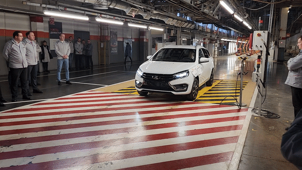 АвтоВАЗ показал, как первая тестовая Lada Vesta NG сходит с конвейера