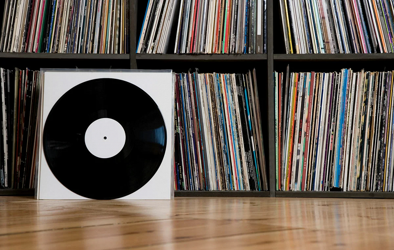 Теплые, ламповые Pink Floyd, The Beatles, Queen и Scorpions: в России взлетели продажи пластинок, виниловых проигрывателей и кассетников