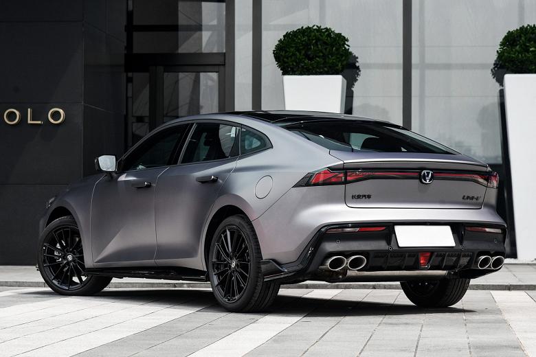 В России вышел конкурент Skoda Octavia с выдвижными ручками и спойлером. Названы цены Changan Uni-V