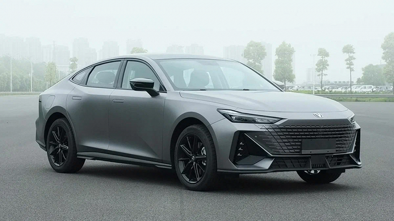 В России вышел конкурент Skoda Octavia с выдвижными ручками и спойлером. Названы цены Changan Uni-V