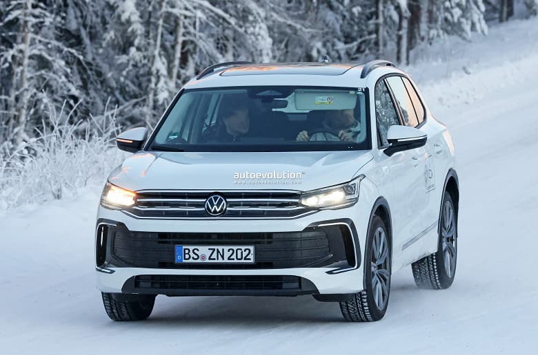 Совершенно новый Volkswagen Tiguan 2024 засняли без камуфляжа во время зимних тестов