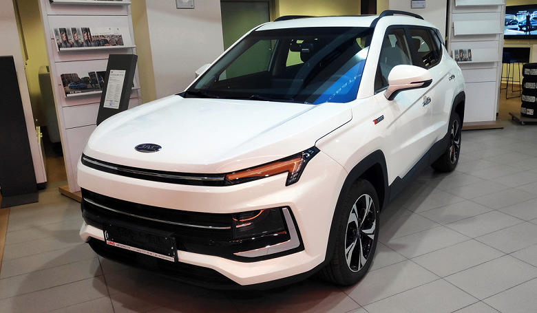 Глава Ростеха испытал электрический «Москвич 3е»