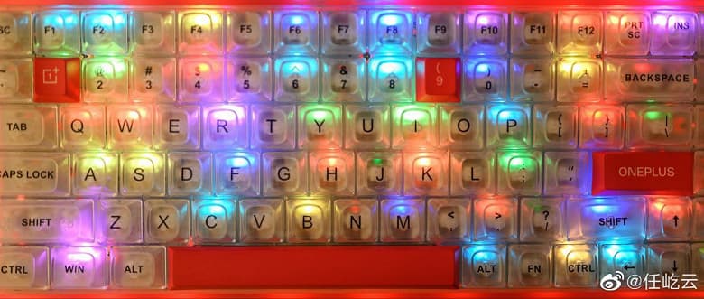 Так выглядит первая клавиатура OnePlus с механическими переключателями. Ее можно использовать вместо новогодней гирлянды