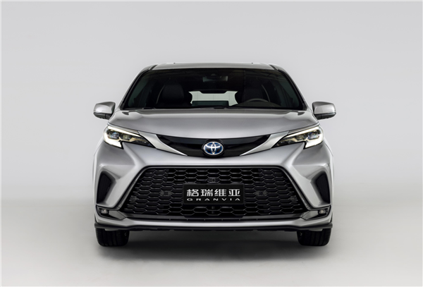 7 мест, 249 л.с., большой и просторный салон, расход 5,9 л на 100 км. В Китае стартовали продажи минивэна Toyota Granvia