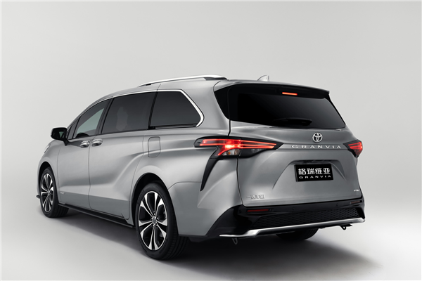 7 мест, 249 л.с., большой и просторный салон, расход 5,9 л на 100 км. В Китае стартовали продажи минивэна Toyota Granvia
