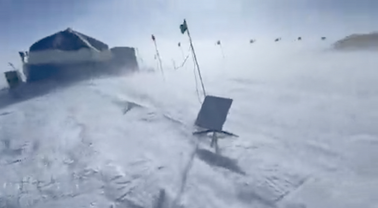 Антенна Starlink сопротивляется сильному ветру в снегах Антарктиды. Исследователи льда показали свой базовый лагерь Антенна Starlink сопротивляется сильному ветру в снегах Антарктиды. Исследователи льда показали свой базовый лагерь