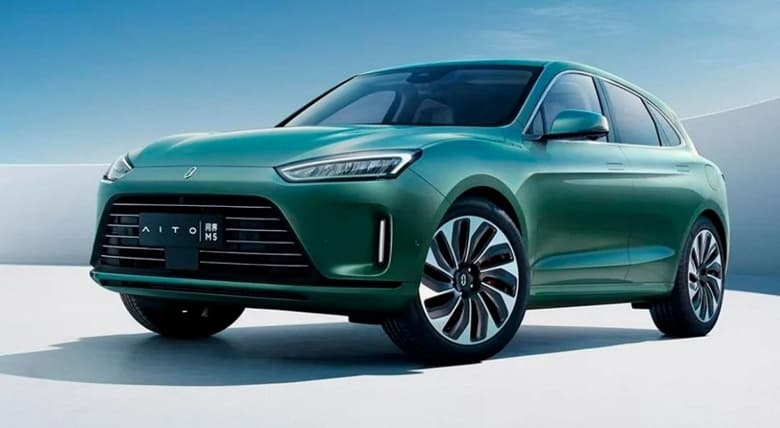 В России начали продавать гибридные кроссоверы Huawei Aito M5. Почти 500 л.с. и запас хода в 1200 км
