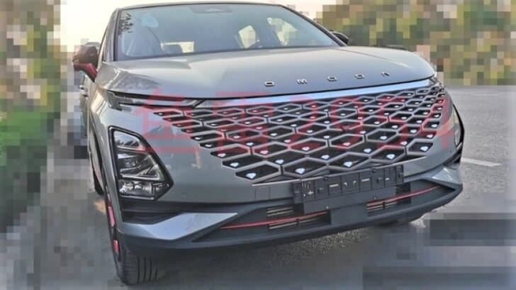 Это полноприводая и более мощная версия Omoda C5, которая должна приехать в Россию. Первые фотографии новинки