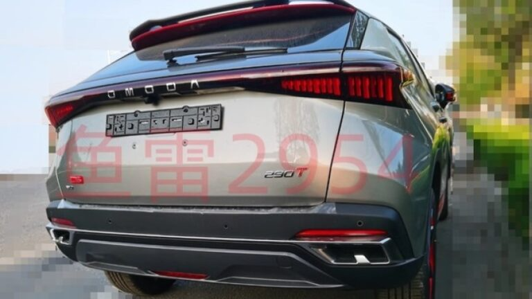 Это полноприводая и более мощная версия Omoda C5, которая должна приехать в Россию. Первые фотографии новинки