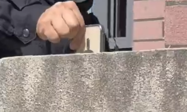 iPhone 12 Pro выпал из окна 26 этажа и не пострадал iPhone 12 Pro выпал из окна 26 этажа и не пострадал