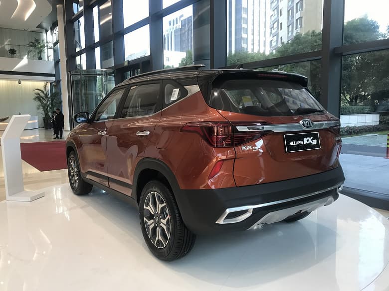 Крупный российский дилер начал продавать кроссоверы Kia KX3 (Seltos). Цена – 2,5 млн рублей