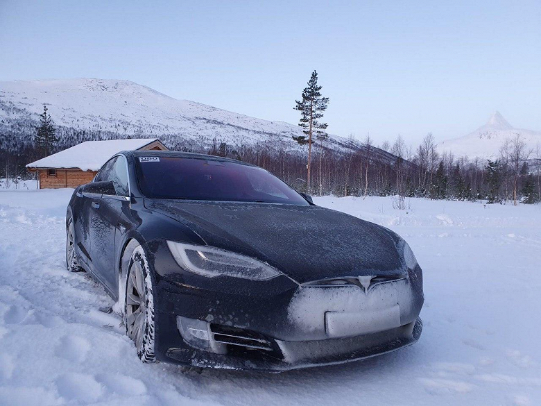 Не открываются двери и багажник, машина не заряжаетя. Владелец Tesla делится опытом использования автомобиля зимой