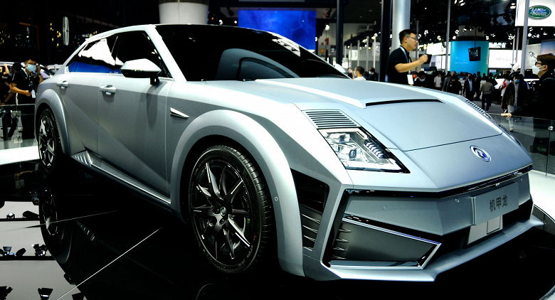 543 л.с., разгон до «сотни» за 3,7 с, запас хода 800 км и зарядка до 50% за 10 минут. Электромобиль Mecha Dragon выйдет в России