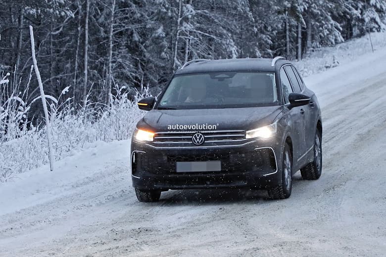 Совершенно новый Volkswagen Tiguan засняли на тестах недалеко от Полярного круга
