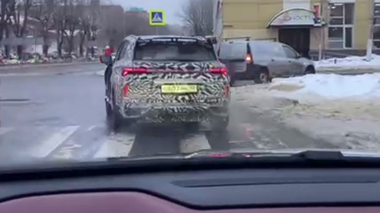В РФ начались ходовые испытания совершенно нового Geely Coolray. Кроссовер засняли на дорогах общего пользования в Москве