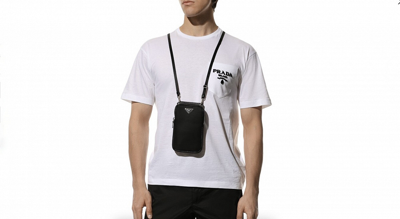 Чехол для iPhone  за 85 тыс. рублей и санки за треть миллиона. Prada поздравила поклонников с наступающими праздниками