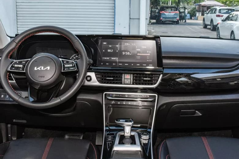 Крупный российский дилер начал продавать кроссоверы Kia KX3 (Seltos). Цена – 2,5 млн рублей