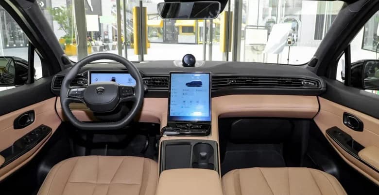 544 л.с., полный привод, 6 или 7 мест в салоне. В России начали продавать большой кроссовер Nio ES8