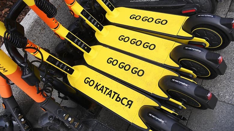 Яндекс потратил 15 млн долларов на создание фирменного самоката. Он адаптирован к российским условиям Яндекс потратил 15 млн долларов на создание фирменного самоката. Он адаптирован к российским условиям