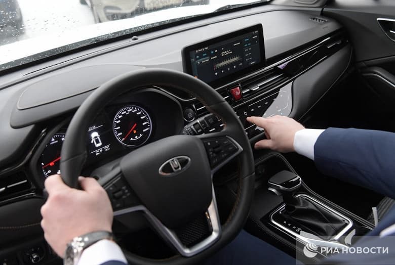 Новые «Москвичи» поступят в продажу только в 2023 году, а пока на них можно только посмотреть