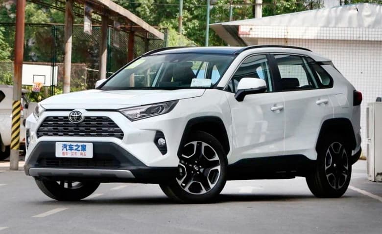 В РФ привезли новую партию кроссоверов Toyota RAV4 по параллельному импорту. Двигатель 2,0 л, полный привод и цена 3,55 млн рублей