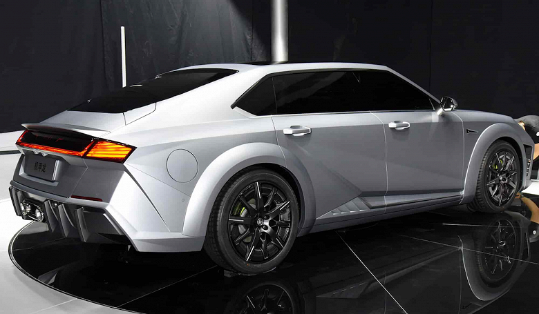 543 л.с., разгон до «сотни» за 3,7 с, запас хода 800 км и зарядка до 50% за 10 минут. Электромобиль Mecha Dragon выйдет в России