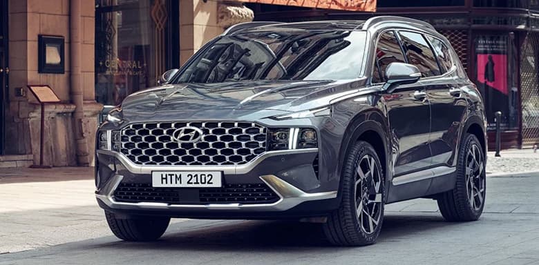 В Россию начали ввозить Hyundai Sante Fe из Казахстана. За популярный дизельный полноприводный кроссовер просят от 4 млн рублей