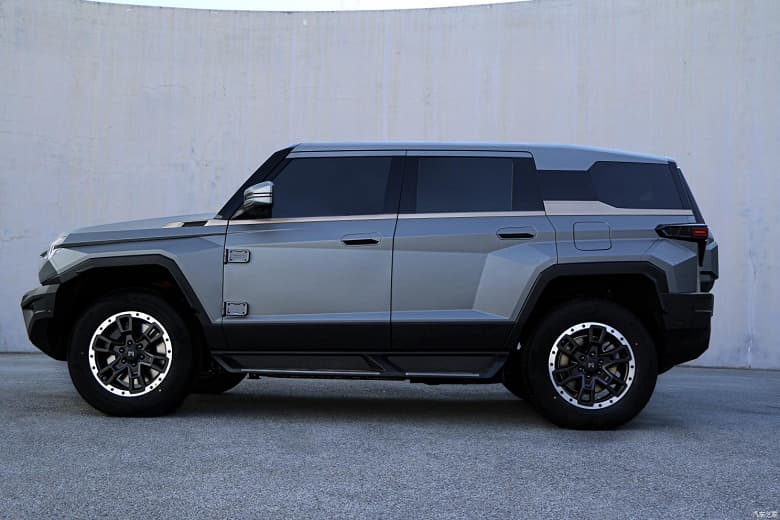 У китайцев появился свой Hummer. Брутальный внедорожник Dongfeng Mengshi 917 мощностью 1000 л.с. показали на фото