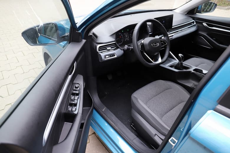 Седан Geely Emgrand четвертого поколения, который будут собирать в Белоруссии и поставлять в РФ, получил более мощный двигатель