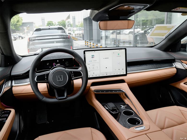 Аналог Porsche Taycan от Geely приехал в Россию. Сколько просят за него дилеры?