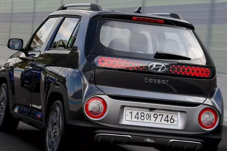 В России начали предлагать кроссовер Hyundai Casper за 1,1 млн рублей. У него оригинальный дизайн и «автомат»