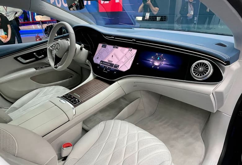 524 л.с., полный привод, до 100 км/ч за 4,3 с и запас хода 770 км. В Россию привезли роскошный Mercedes-Benz EQS