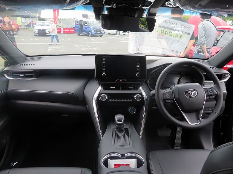 В России начали предлагать кроссоверы Toyota Harrier, названы цены