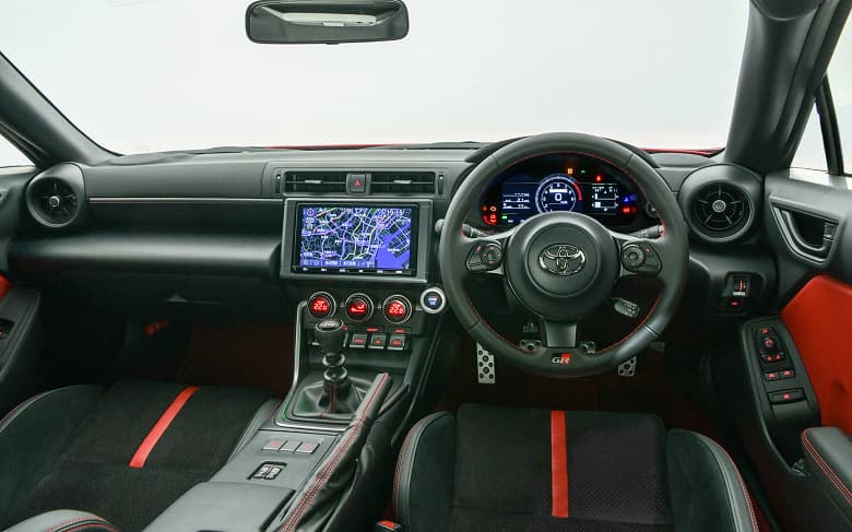 Правый руль — не помеха. Россияне ввезли в страну намного больше таких авто, чем в прошлом году