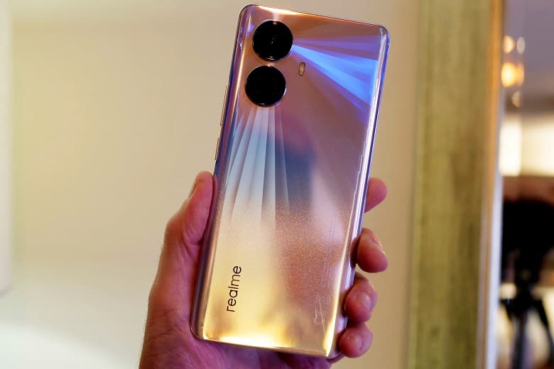 «Этот экран должен быть на всех телефонах». Появились обзоры Realme 10 Pro+ с ультратонкой рамкой и ШИМ на 2160 Гц