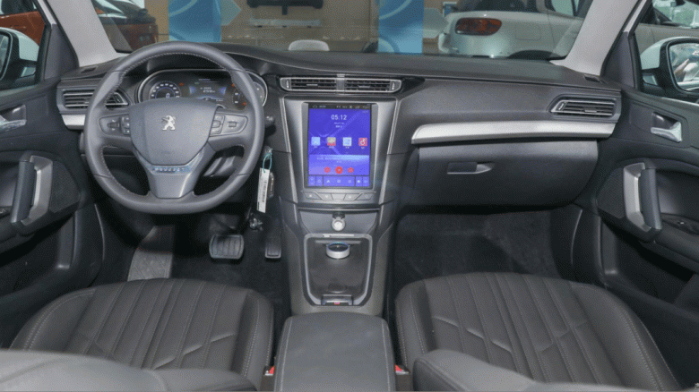 В Китае появился Peugeot 408 со съемной тяговой батареей. Теоретически, такой электрический Puegeot 408 мог бы доехать до России