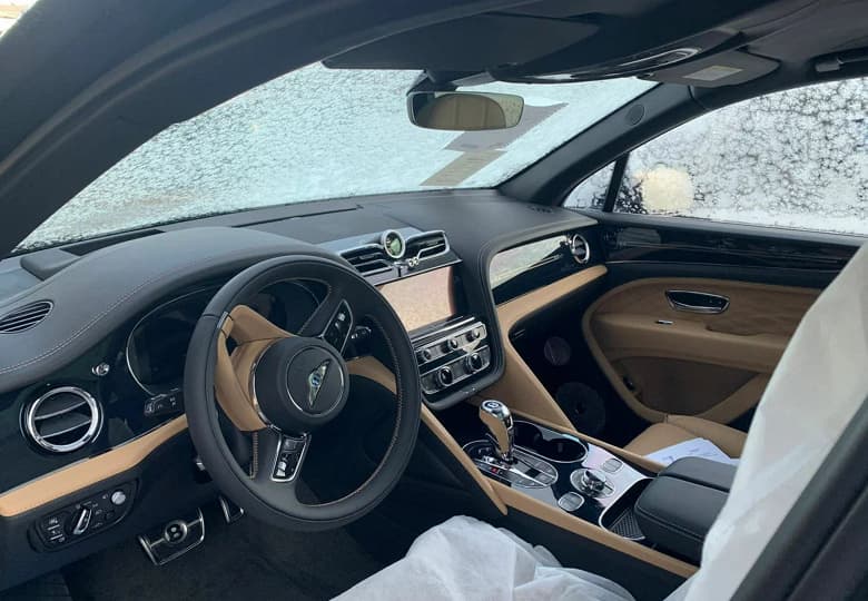 Хорошо, что есть параллельный импорт. В Россию везут топовый кроссовер Bentley Bentayga за 46 миллионов рублей