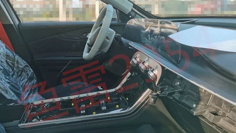 Exeed TXL с новым салоном впервые замечен на тестах