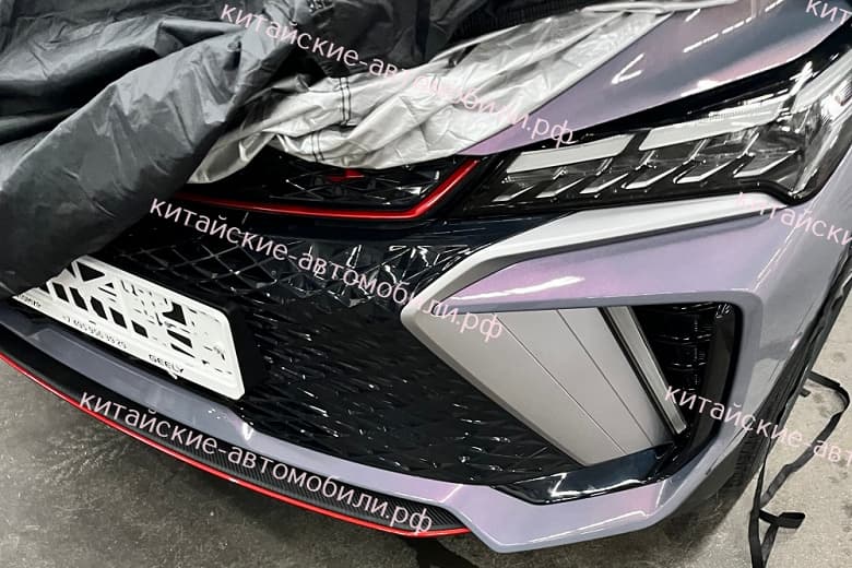 Совершенно новый Geely Coolray засняли в России на дилерской станции. Вероятно, авто готовят к сертификации