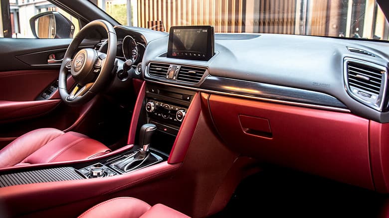 Объявлена дата российской премьеры кроссовера Mazda CX-4. В РФ завезли 4 тыс. таких авто, цены стартуют от 3 млн рублей