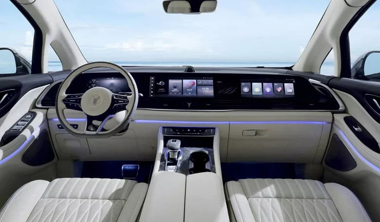 Toyota Alphard отдыхает. Крупный российский дилер везет в РФ роскошный минивэн Voyah Dreamer с мотором мощностью 400 л.с.