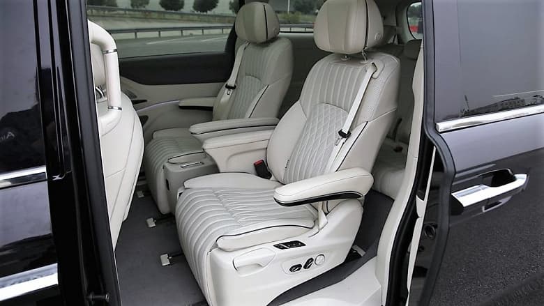 Toyota Alphard отдыхает. Крупный российский дилер везет в РФ роскошный минивэн Voyah Dreamer с мотором мощностью 400 л.с.