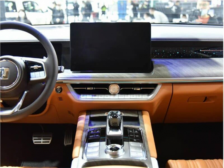 407 л.с., отличная динамика и расход 2,3 л на 100 км. Представлен огромный гибридный Tank 500