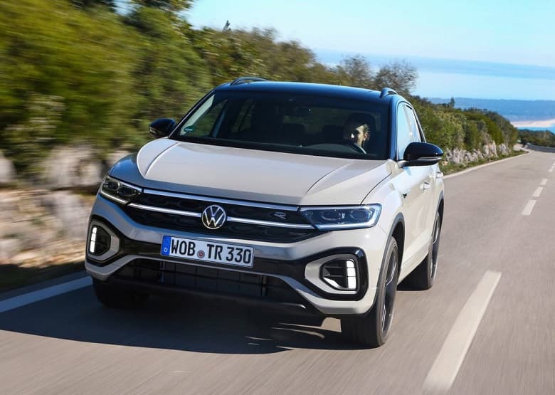 В России начали продавать кроссовер Volkswagen T-Roc. Цены стартуют от 2,58 млн рублей