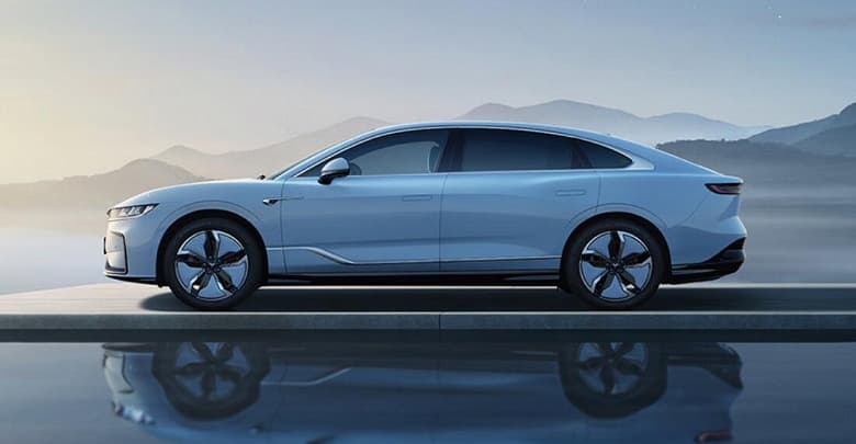 Вышедший на роынк России бренд Voyah представил свой первый седан. Это также первая машина с полутвердотельной батареей